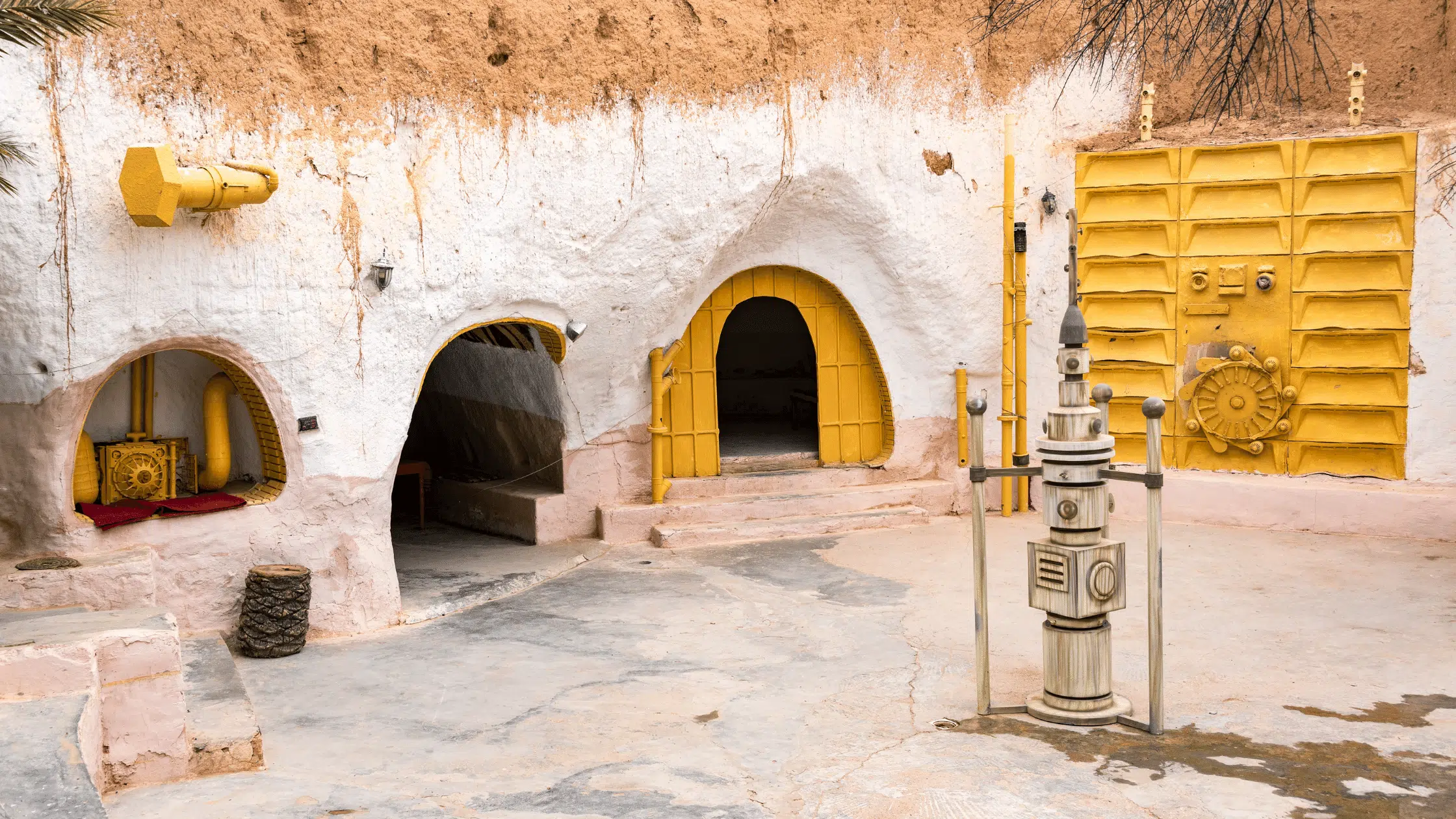picture Luke's home on Tattoine to represent a star wars hotel