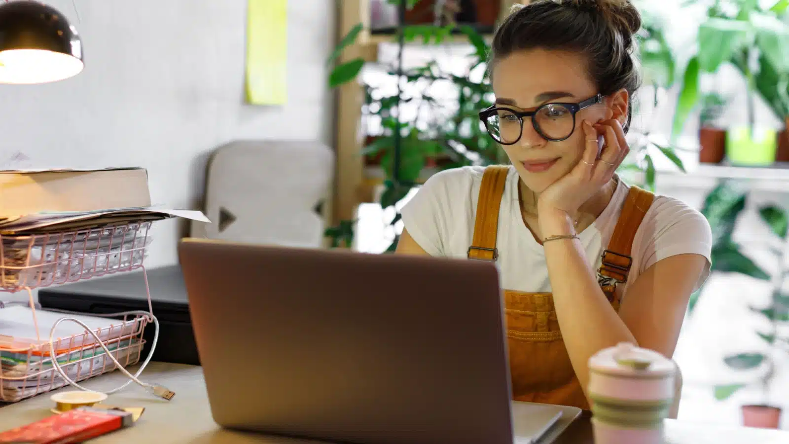 A young woman working at her laptop to represent blogging resources.
