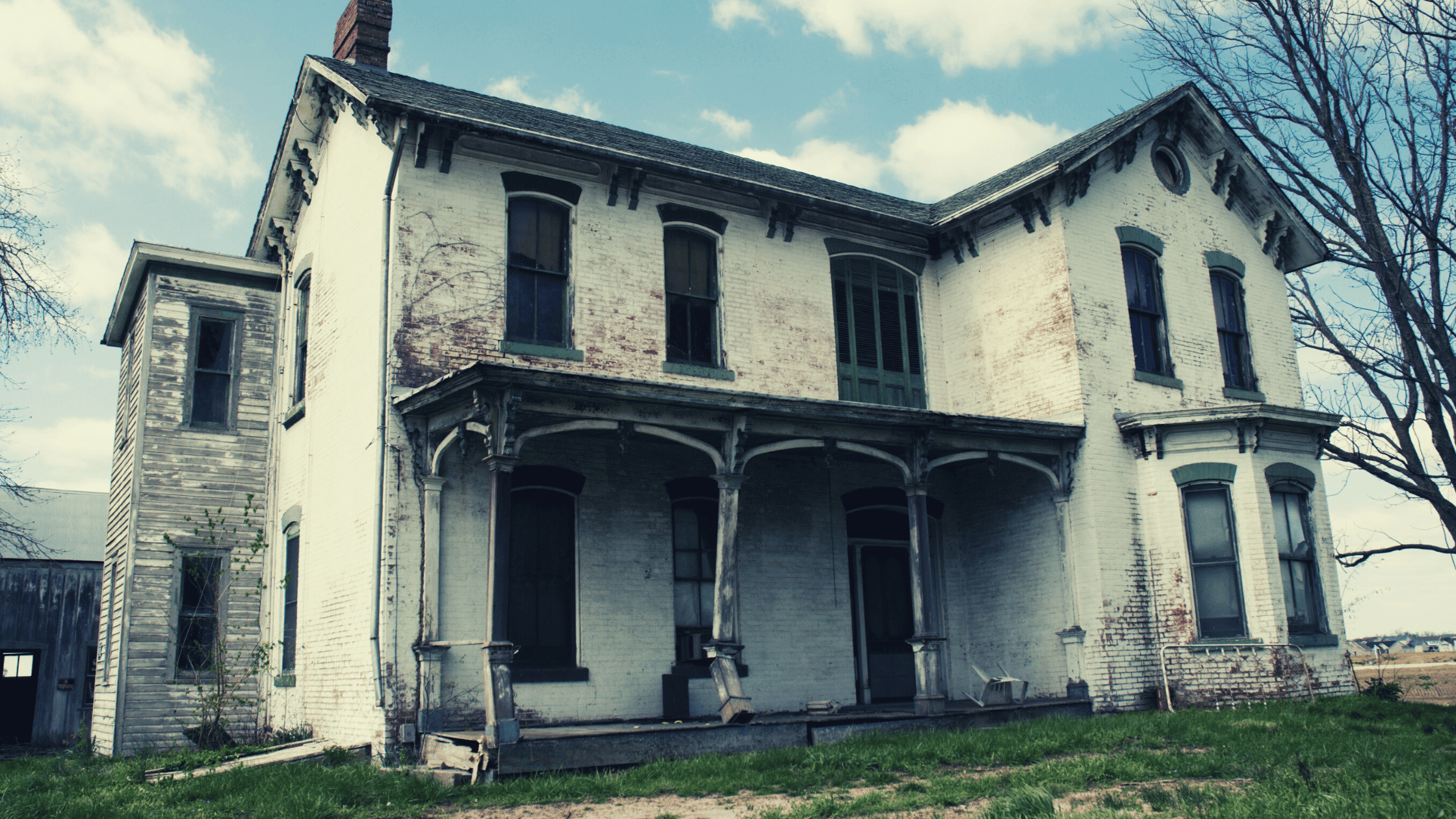 image of dilapidated house to represent real estate horror stories