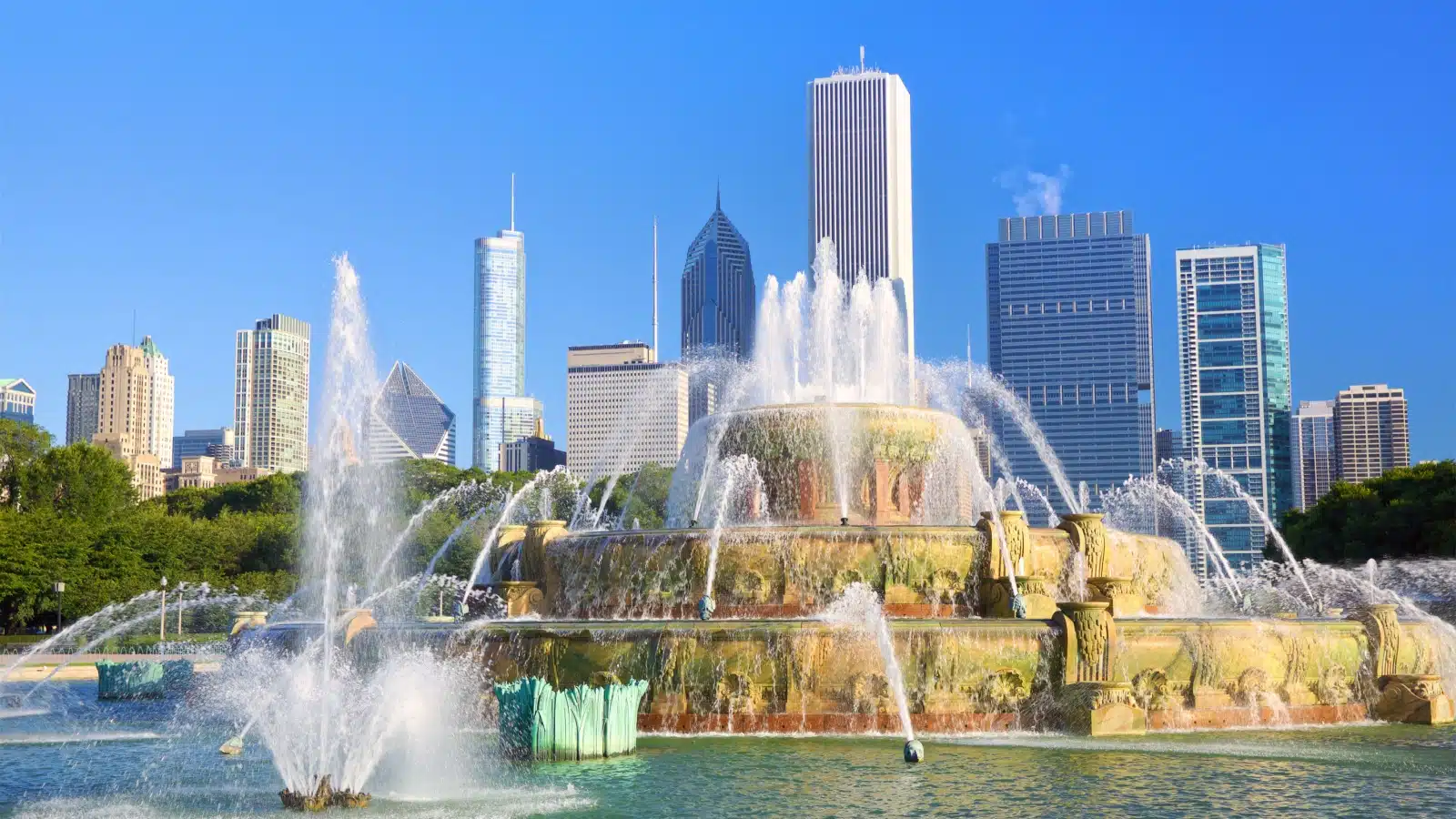 The iconic Buckingham Fountain located in Grant Park, Chicago.
