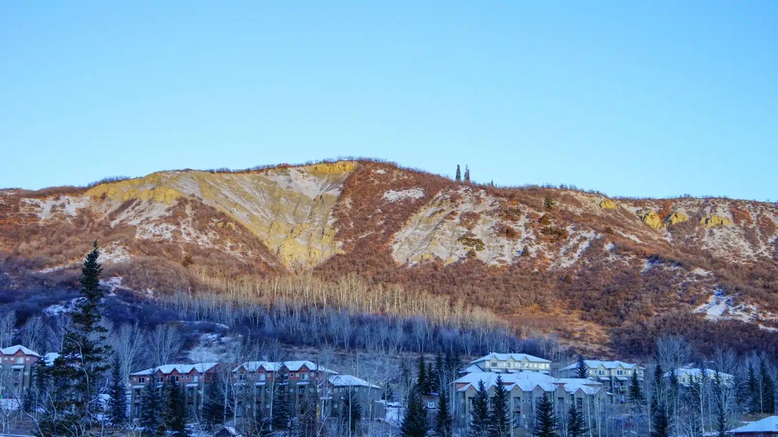 A barren, cold looking landscape without snow represents the disadvantages of visiting Aspen during the shoulder seasons.