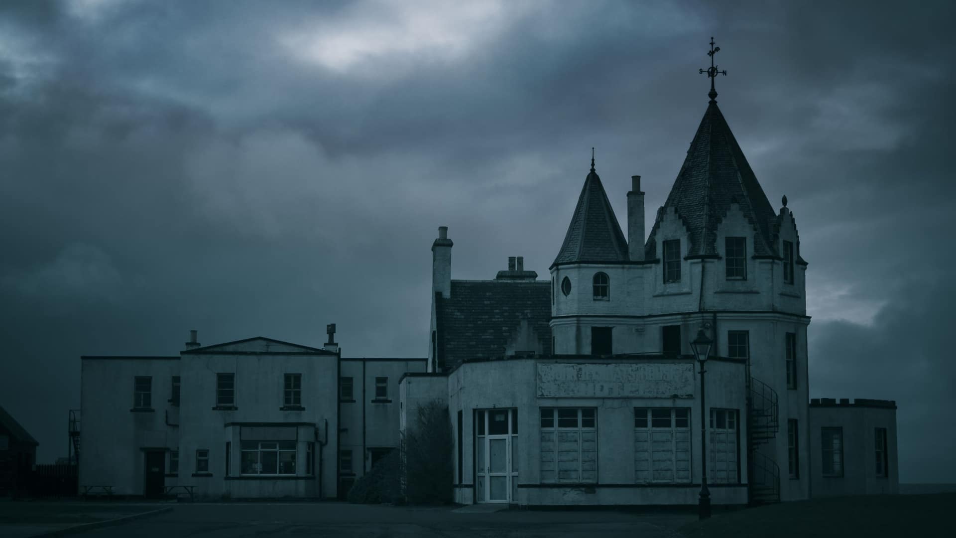 An old, spooky looking hotel in the evening to represent haunted hotels.