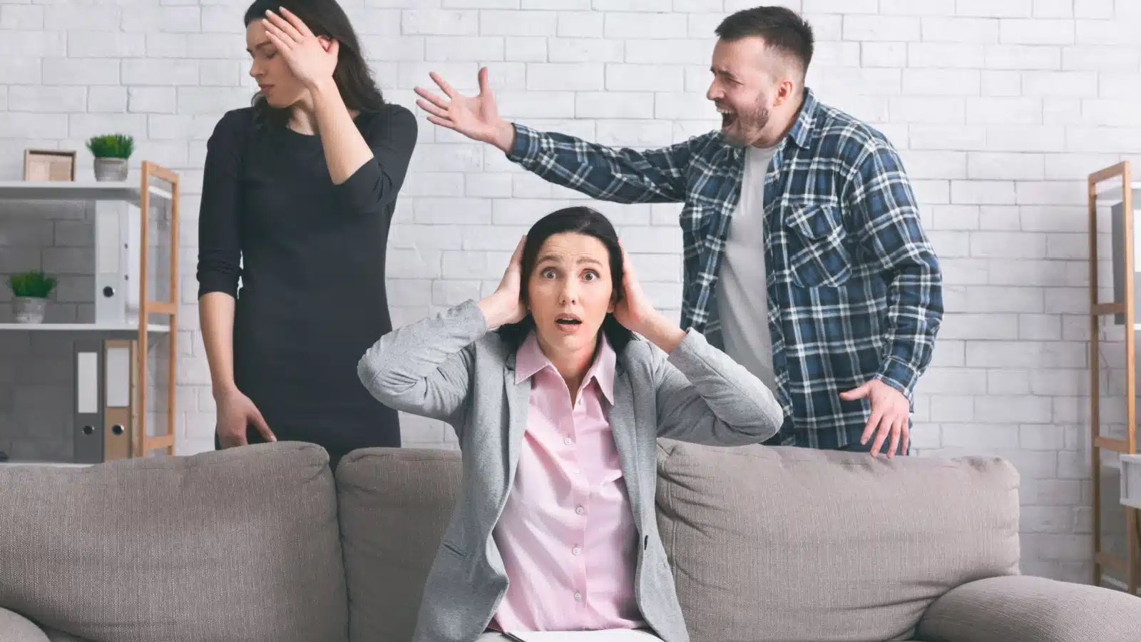 A therapist is unable to control a session where a couple argues, to represent warning signs of a bad therapist.