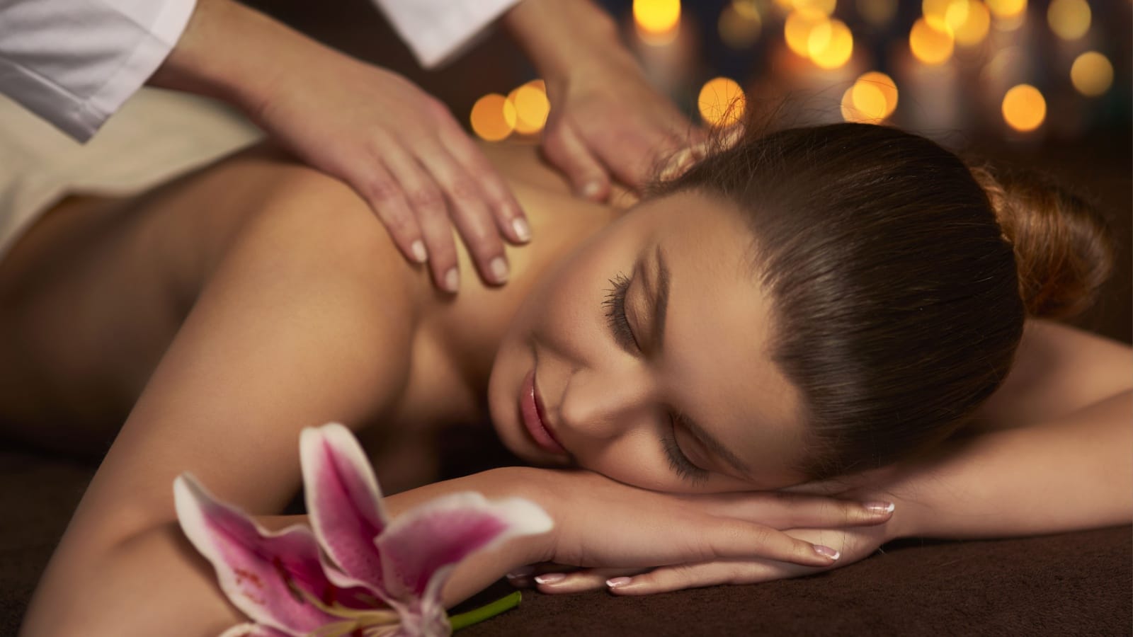 A women getting a relaxng massage.