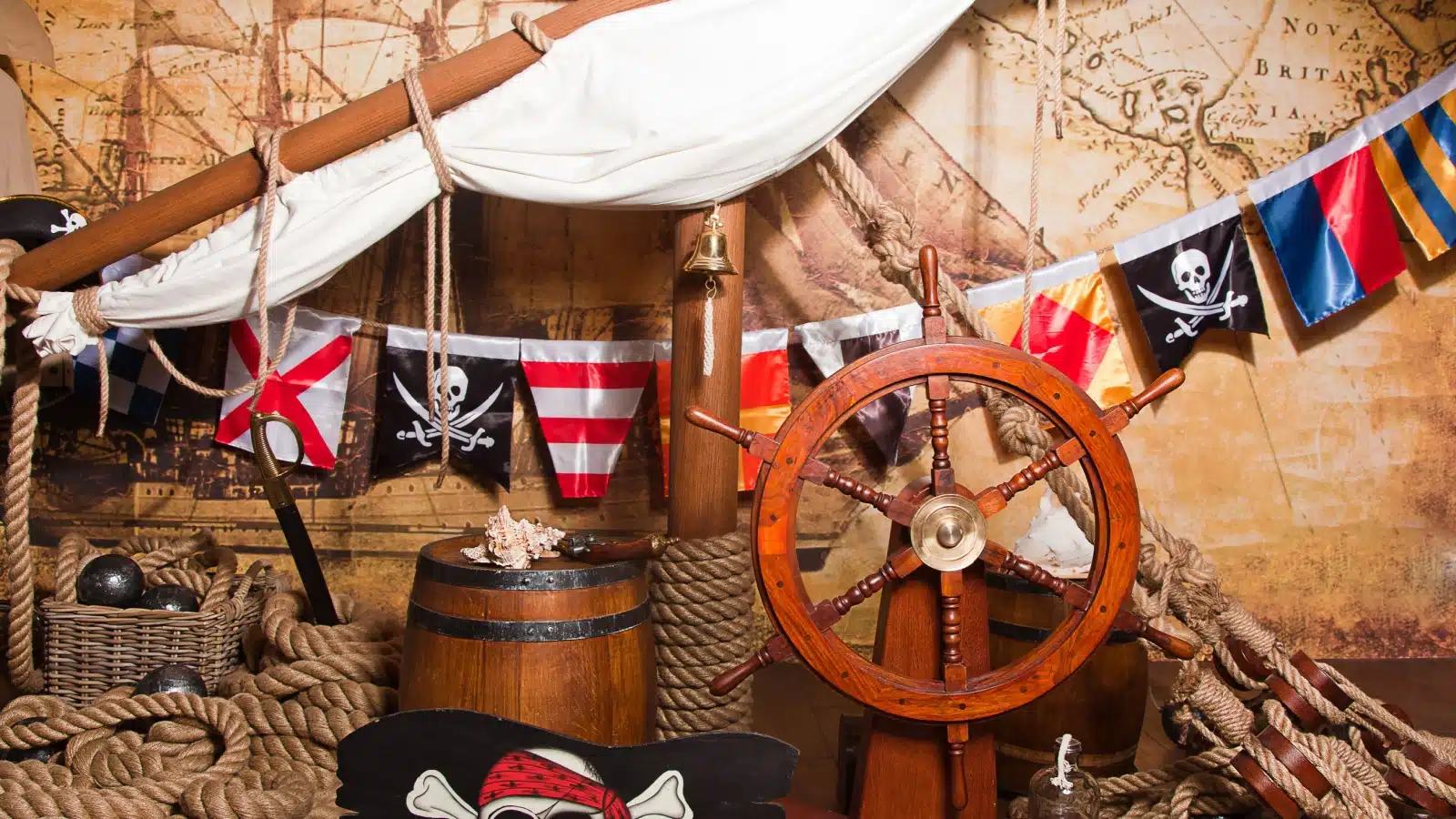 Pirate decor, with the wheel of a pirate ship and pirate flags. 