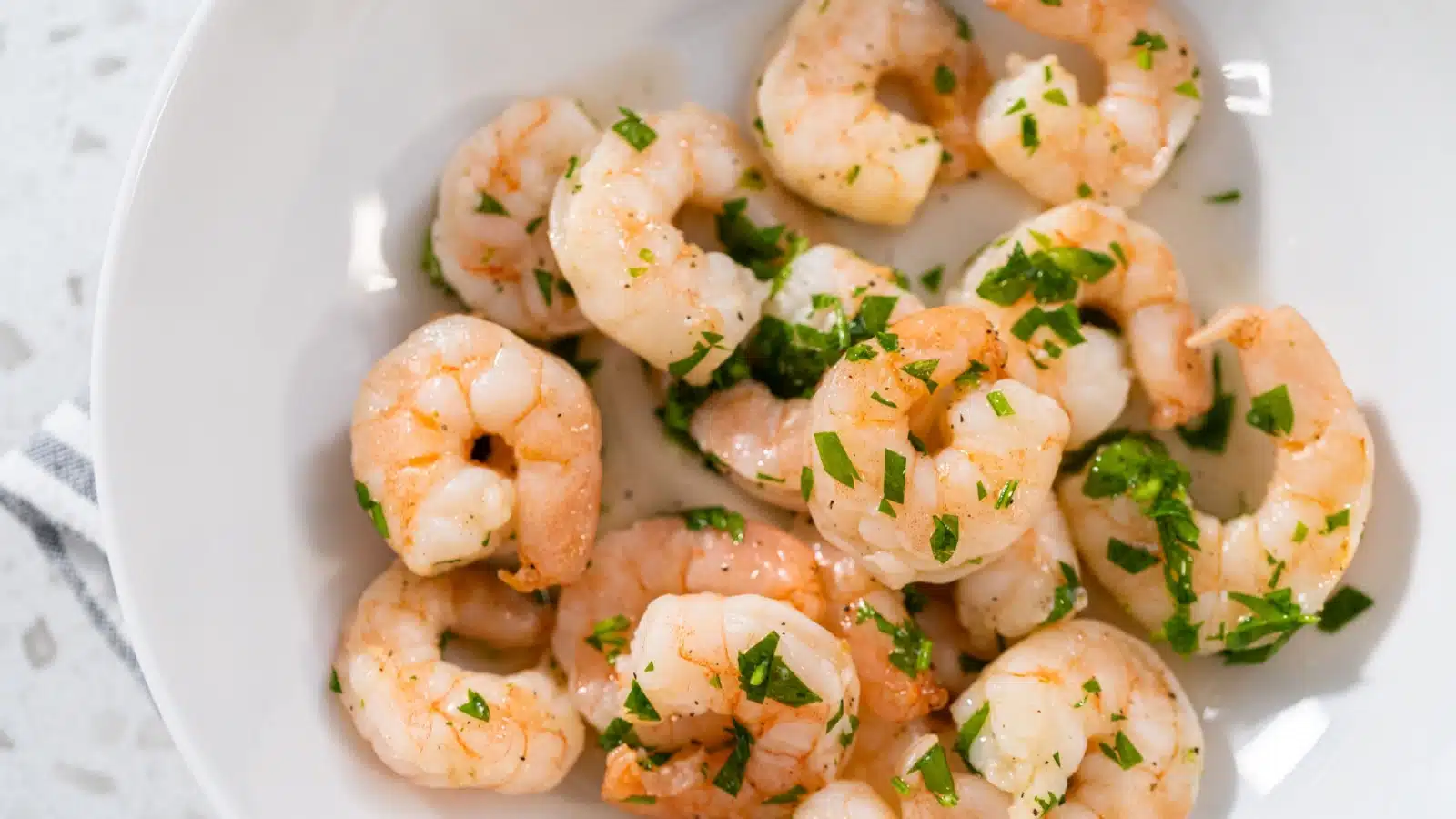 A bowl of freshly cooked tailless shrimp.