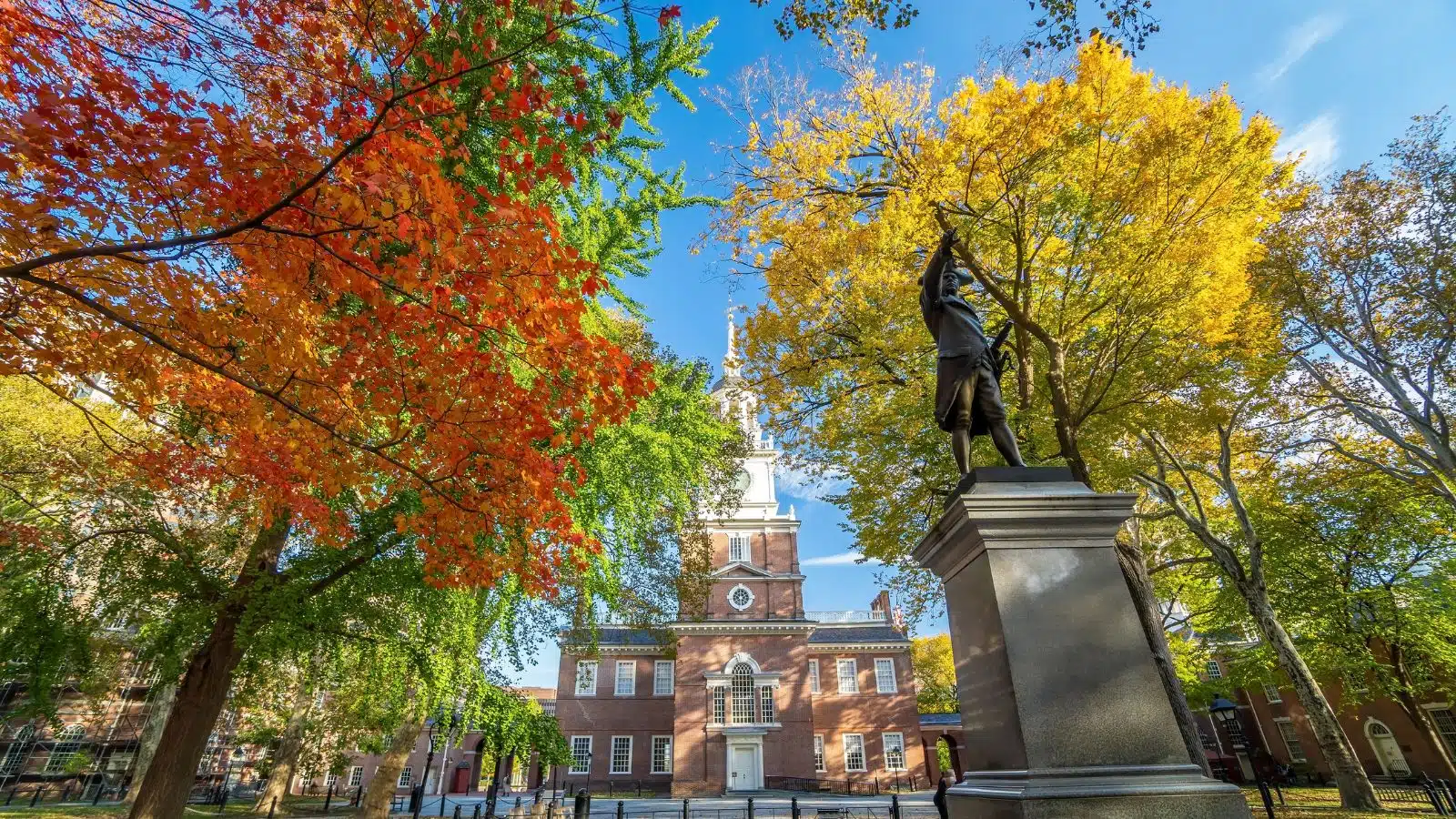 Independence Park in the fall with the Independence Hall in the background.